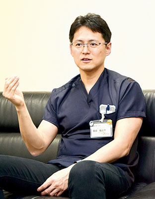 写真：ロボット外科専門医ライセンス「国内Ａ」を取得した長谷医師
