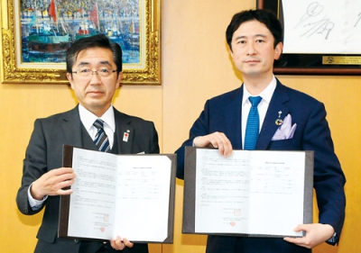 写真：協定書を手にする及川町長（左）と武田会長