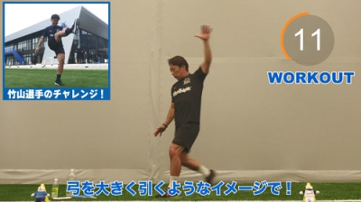 写真：埼玉県熊谷市が発信する「熊谷ラグササイズ」の動画でトレーニングを実演する考案者の三宅敬さん