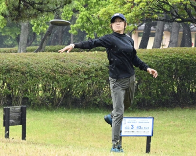 写真：「ディスクゴルフ」でフライングディスクを投げる高木里香さん＝福岡市