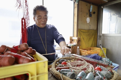 写真：タコ漁の準備をする加藤直人さん＝１６日、北海道白糠町