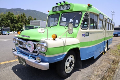 写真：四国交通がクラウドファンディングで支援を募り、修理を行う「ボンネットバス」＝徳島県三好市