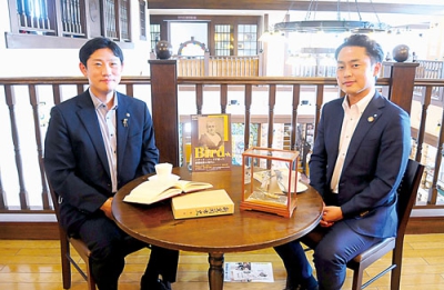 写真：森蘭航路について意見を交わす岡嶋町長（右）と青山市長
