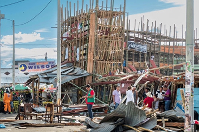写真：２６日、南米コロンビア中部トリマ州エスピナルで客席が崩壊した闘牛会場（ロイター＝共同）