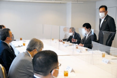 写真：北海道地方新聞協会定時総会であいさつする室蘭民報社の野田社長