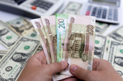 写真：ロシア通貨ルーブル札（手前）と米ドル札＝５月３０日（ロイター＝共同）