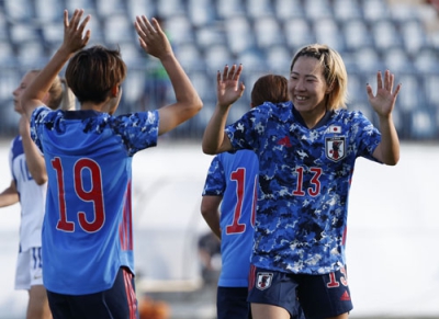 写真：【日本―フィンランド】後半、チーム２点目のゴールを決め、喜ぶ遠藤（右）＝トゥルク（共同）