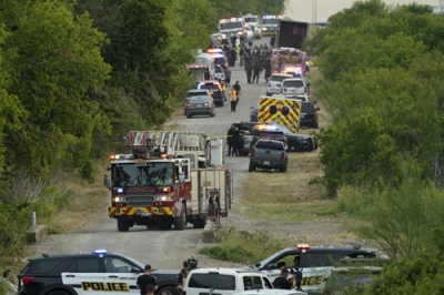 写真：大型トレーラーから多くの遺体が見つかった現場＝２７日、米南部テキサス州サンアントニオ（ＡＰ＝共同）