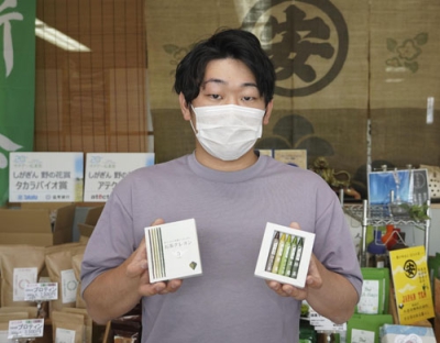 写真：「お茶クレヨン」を紹介する丸安茶業の前野安治さん＝６月８日、滋賀県甲賀市