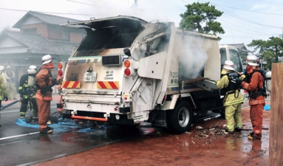 写真：不燃ごみなどを載せた収集車から出火し、消火活動をする消防隊員ら＝２０１９年６月、静岡市（同市提供）