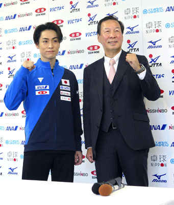 写真：日本卓球協会のホープスナショナルチームのコンディショニングコーチに就任した「ＥＸＩＬＥ」のＴＥＴＳＵＹＡさん（左）と宮崎義仁専務理事＝６月２３日、東京都新宿区