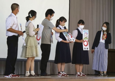 写真：徳島市の県立徳島商業高で、投票などの意義を伝える高校出前授業を行うたかまつななさん（右端）ら＝６月３０日