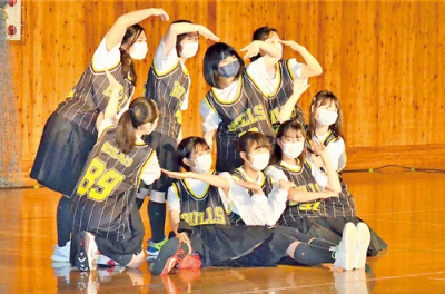 写真：クラスごとにダンスを披露した登別明日中等教育学校の文化祭