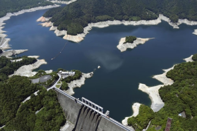 写真：貯水率が低下している高知県の早明浦ダム＝１日