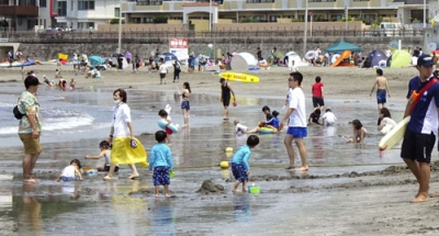 写真：海開き後初の週末を迎えた神奈川県逗子市の逗子海水浴場＝２日午前