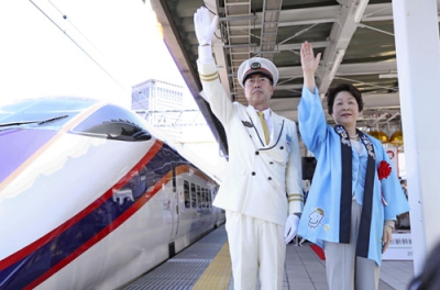 写真：山形新幹線の開業周年を記念した式典で発車の合図をする山形県の吉村美栄子知事（右）ら＝２日午前、ＪＲ山形駅