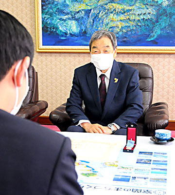 写真：藍綬褒章受章を青山市長に報告する大泉寛さん