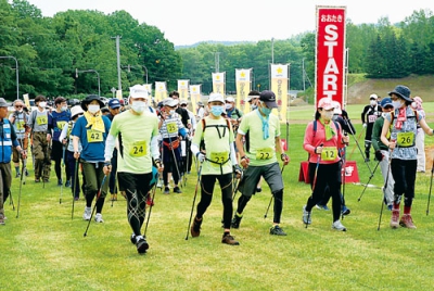 写真：大滝総合運動公園をスタートする参加者たち