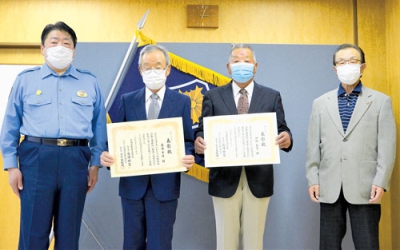 写真：表彰状を受け取った藤盛さん（左から２人目）と田鍋さん（同３人目）