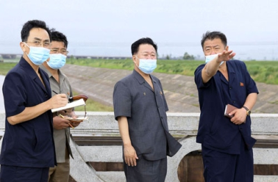 写真：北朝鮮中部の平安南道で堤防補修現場などを視察する崔竜海最高人民会議常任委員長（右から２人目）。朝鮮中央通信が３日報じた（朝鮮通信＝共同）