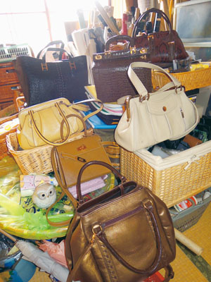 写真：出品する革製バッグや布、糸、金具類