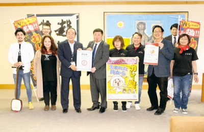 写真：岩倉市長（左から４人目）と記念写真に納まるとまこまいカレーラーメン振興局メンバー