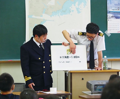 写真：クイズなどを通し海や船について説明した「船員さんのお話教室」