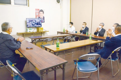 写真：徳永さんの当選が伝えられ大きな拍手を送る関係者ら＝１１日午前１時５分ごろ、室蘭市東町の立憲民主党西胆振ブロック選挙対策本部