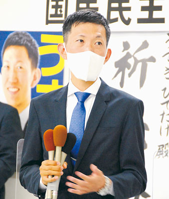 写真：「支えられて感謝しかない」と支援者にあいさつする臼木さん＝１０日午後１０時１７分、札幌市中央区北５西６の選挙事務所