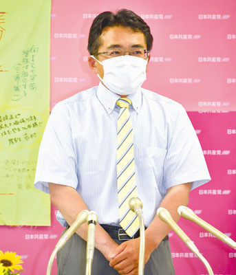 写真：無念の結果に悔しさをにじませる畠山さん＝１１日午前０時５５分、札幌市東区北１２東２の選挙事務所