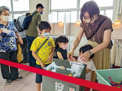 写真：室蘭市役所本庁舎の投票所で一票を投じる有権者