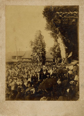 写真：１８９２年に撮影された、山笠に集まる人々（福岡市総合図書館提供）
