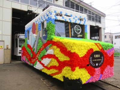 写真：札幌市が市制１００周年を記念し復活させた花電車