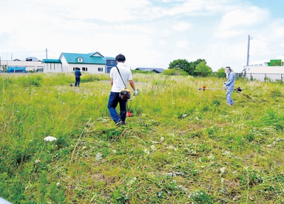 写真：市有地での移動販売開始に向けて草刈り作業を行う市職員