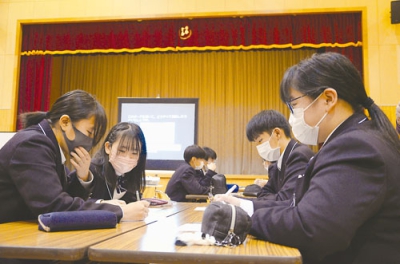 写真：昨年１２月の授業改善セミナーで、西村圭一東京学芸大教授の授業を受けた伊達開来の生徒。事業採択で高等教育機関などと連携した講義や研究協議の広がりが期待される