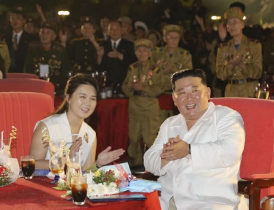 写真：７月、平壌で朝鮮戦争の休戦協定締結から６９年の記念行事に出席した北朝鮮の金正恩朝鮮労働党総書記。左は李雪主夫人（朝鮮中央通信＝共同）