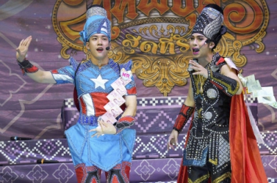 写真：タイ・バンセーンで開催されたリケー劇団の公演で、キャプテン・アメリカを模した衣装で演じる俳優（左）＝６月（共同）