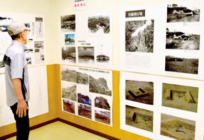 写真：進駐米軍が撮影した写真などが並ぶ、鈴木梅治さんの展示会
