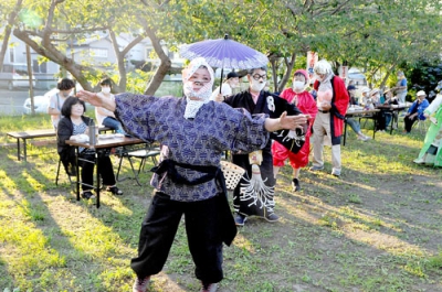写真：仮装盆踊りで会場を沸かせた参加者たち