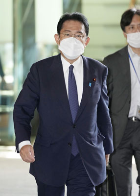 写真：首相官邸に入る岸田首相＝８日午前