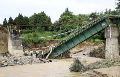 写真：大雨の影響で崩落したＪＲ米坂線の鉄橋＝６日、山形県飯豊町