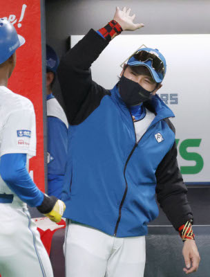 写真：選手を迎える日本ハム・新庄監督＝４日、札幌ドーム
