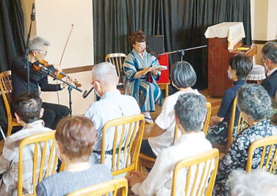 写真：来場者を魅了した長浜さん（右）の朗読と喜多さんのバイオリン演奏