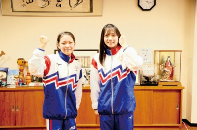 写真：第４５回全国ＪＯＣジュニアオリンピックカップ夏季水泳競技会に出場する山本咲幸さん（右）、羽純さん姉妹