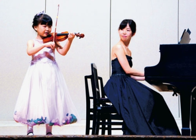 写真：バイオリンとピアノの二重奏で観客を楽しませた出演者