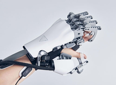 写真：手指のリハビリを支援するロボット「メルツ」