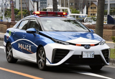 写真：徳島市内をパトロールする「水素パトカー」＝４日