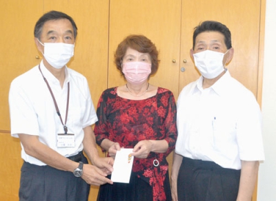 写真：寄付金を届けた斉藤会長（右）と植田さん（中）