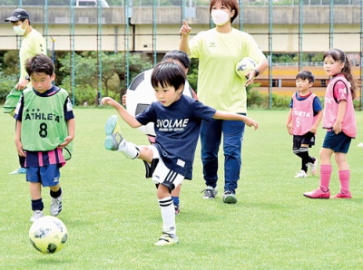 写真：サッカーフェスで楽しそうにボールを蹴る子どもたち