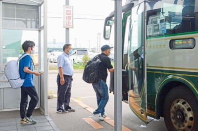 写真：札幌行きのバスに乗り室蘭を後にした人たち